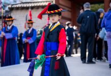 Jak celebrowane są urodziny, rocznice i codzienne małe święta w koreańskim kalendarzu Chłopiec w tradycyjnym hanboku podczas parady w Seulu