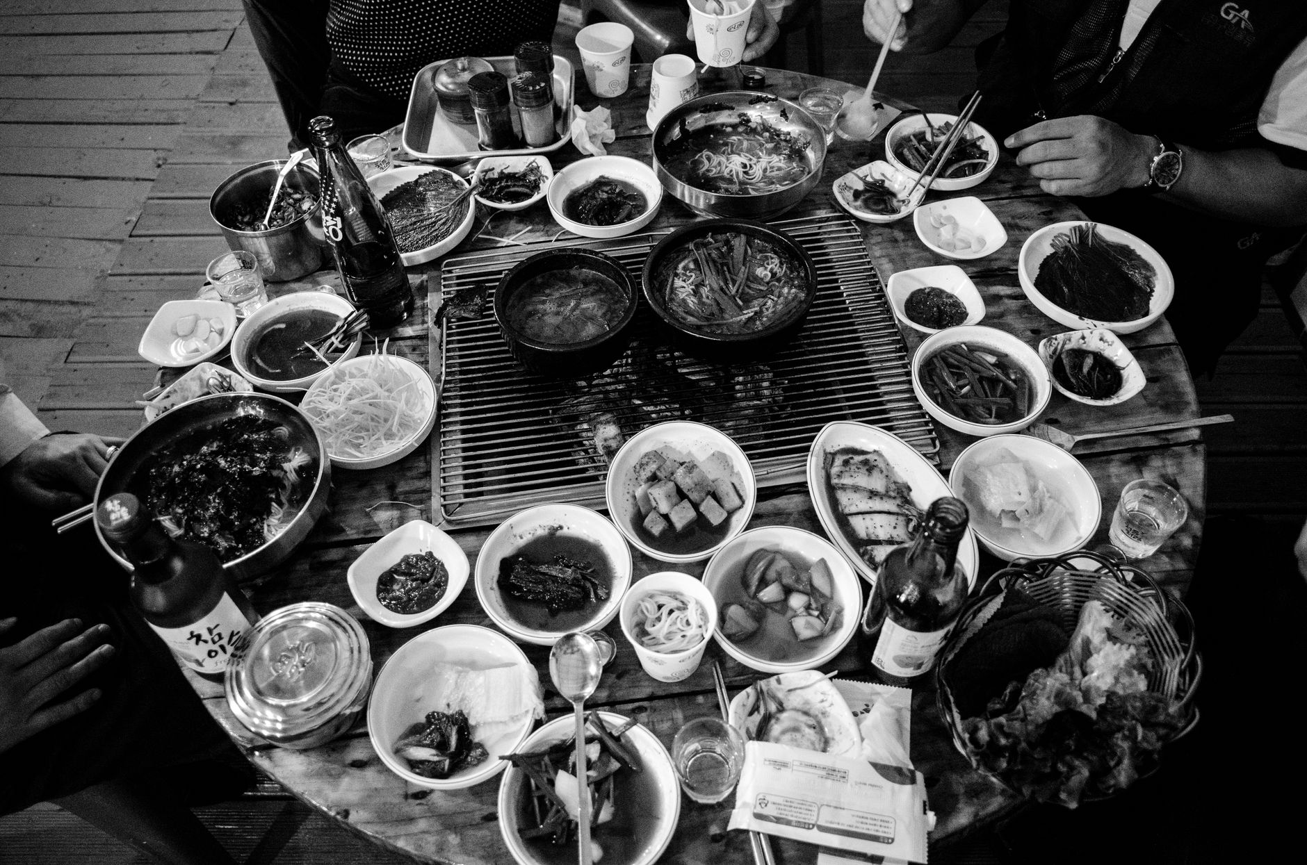 Czarno-białe ujęcie z góry koreańskiej kolacji z różnymi potrawami
