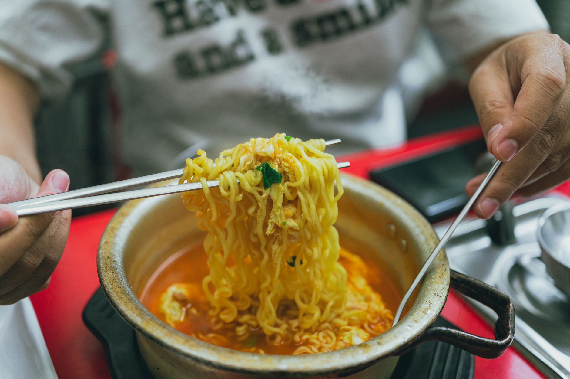 Gorący ramen po koreańsku podawany pałeczkami w Seulu