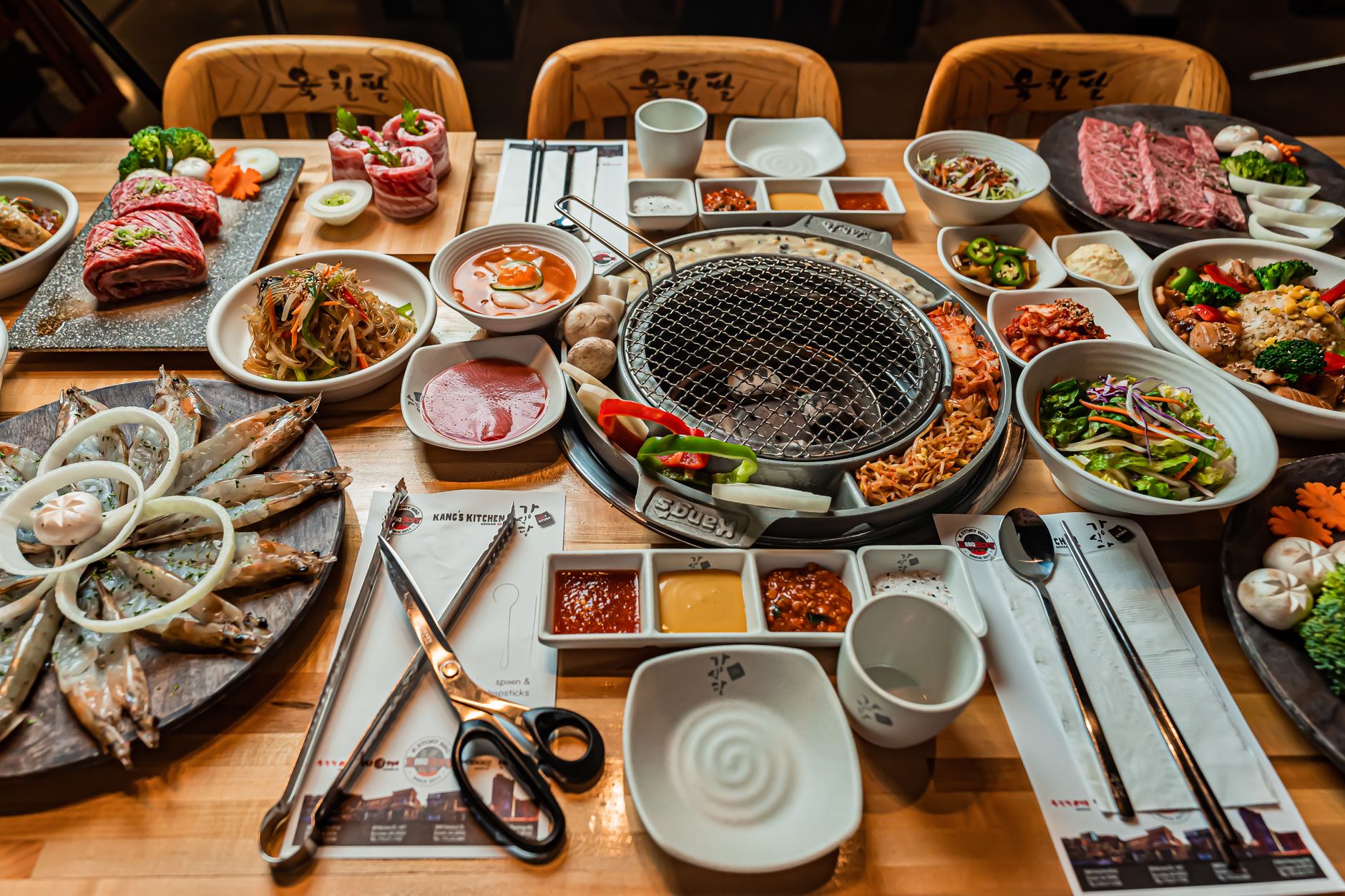 Koreański grill i dodatki na drewnianym stole podczas świętowania