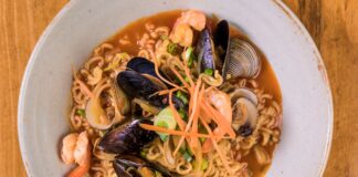 Kultura jedzenia solo w Korei: co mówią o społeczeństwie bary gimbap i ramen Zbliżenie na miskę koreańskiego ramen z owocami morza i warzywami